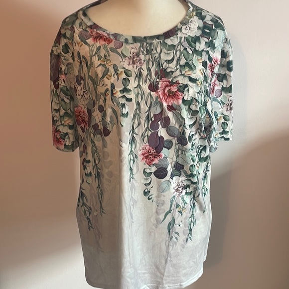 Gorgeous floral top - Picture 2 of 6